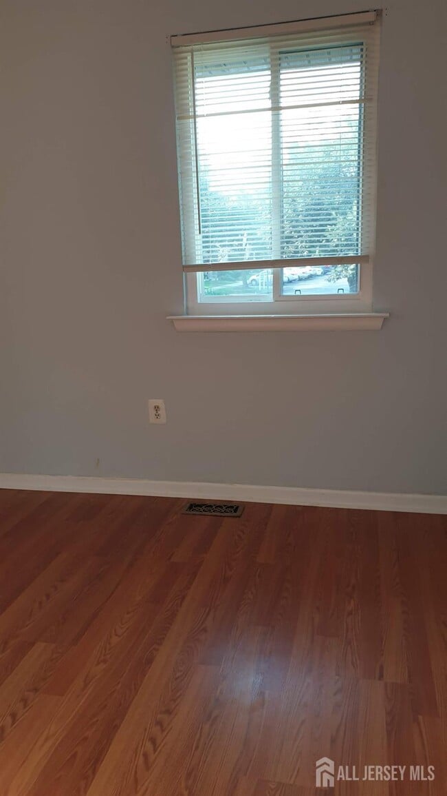 Building Photo - 137 Hampshire Dr