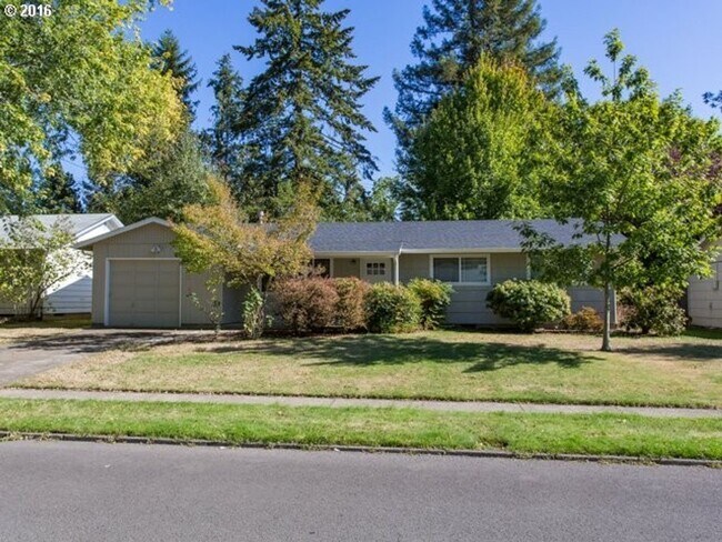 Building Photo - Beautiful 3 Bedroom Ranch Style Home in Cedar Hills with Remodeled Gourmet Kitchen!
