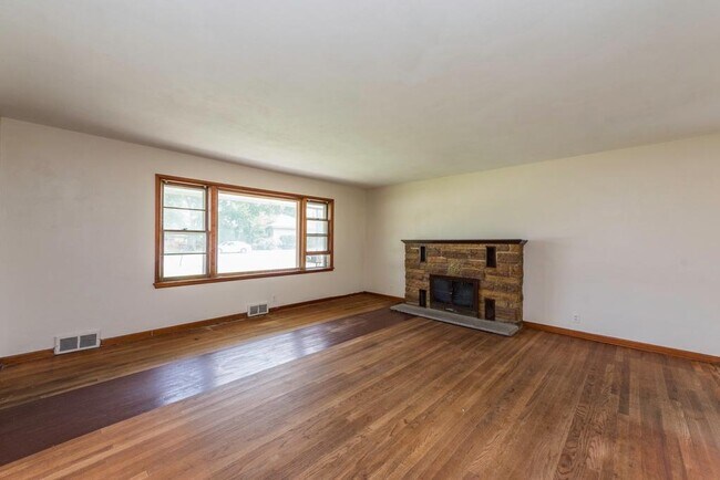 Building Photo - 618 N Oplaine Rd