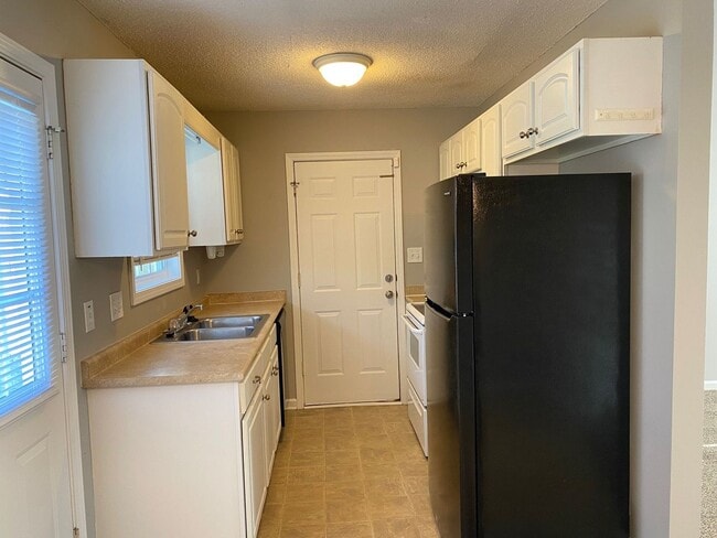 Building Photo - Great Rental....3/2 Bath, near playground,...