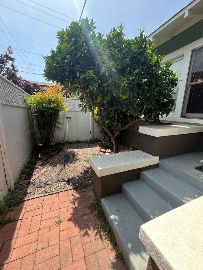 Building Photo - House: 2 Bedroom with office, 2 Bath, Gara...
