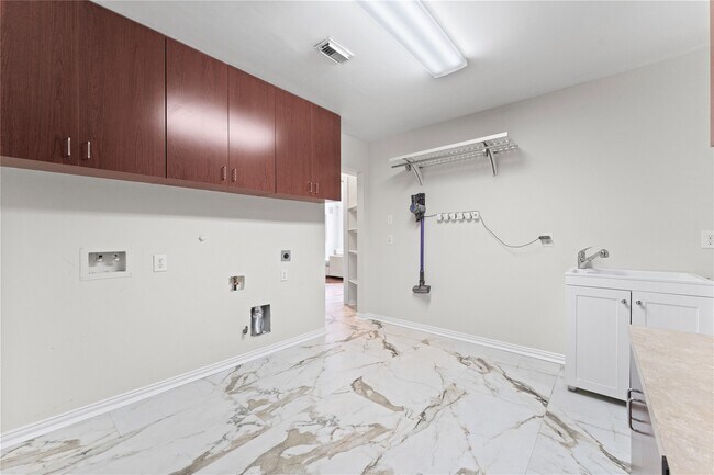 Building Photo - 18 Degas Park Dr