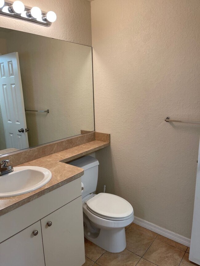 Building Photo - 2 Bedroom/2 1/2 Bathroom End Unit Apartment