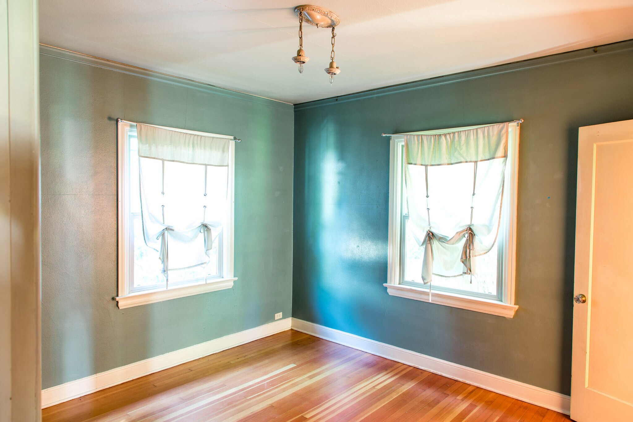 Building Photo - 850 W 11th Ave