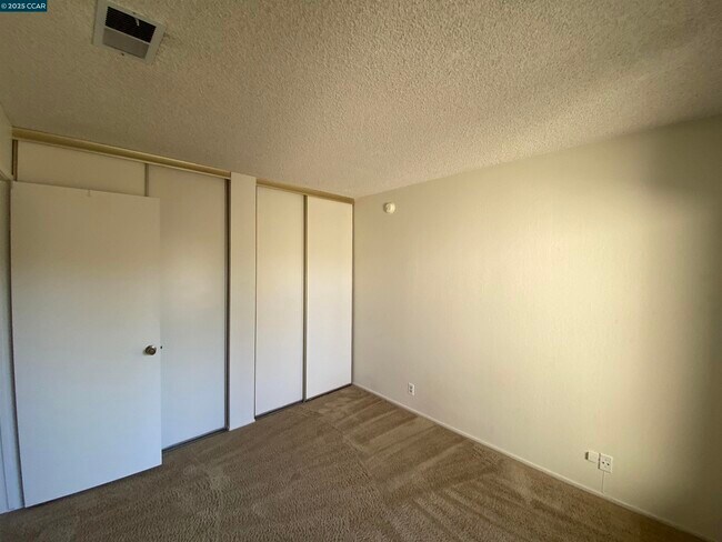 Building Photo - 1557 Siskiyou Dr
