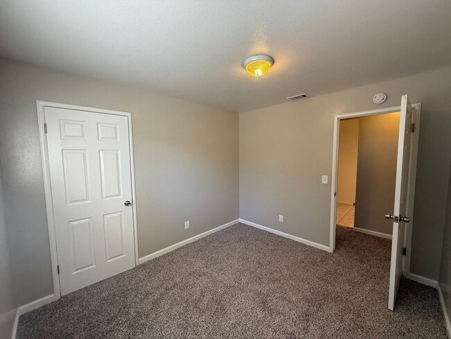 Building Photo - Recently updated single story home in Mode...