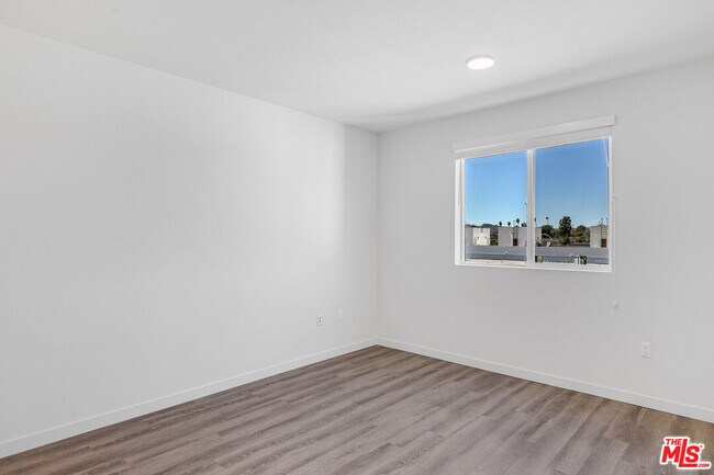 Building Photo - 10824 Blix St