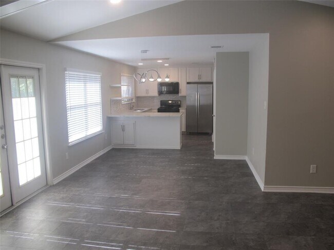 Building Photo - 3504 Roanoke Dr