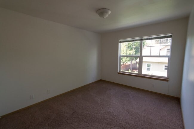 Building Photo - Orchard Alley Tri-plex