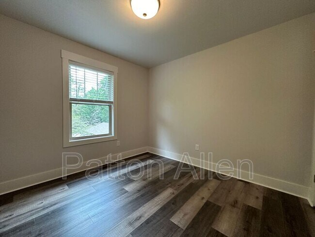 Building Photo - 129 Aurora Dr