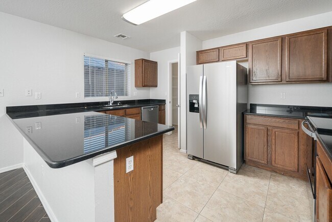 Building Photo - 4 bed, 2.5 bath, 2,251 sqft