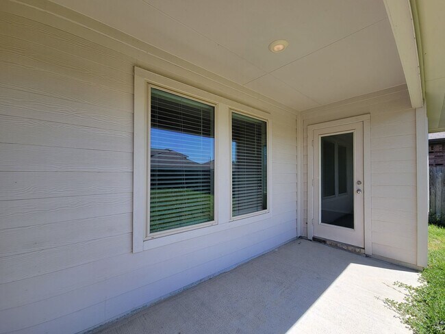 Building Photo - The price is right and the location is even better! Take a look TODAY at this like-new, 3/2, open...