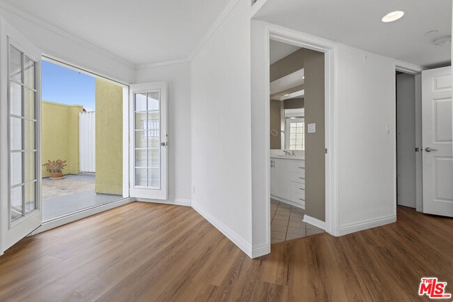 Building Photo - 12000 Goshen Ave