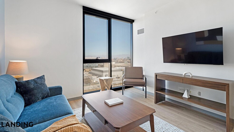 Building Photo - 513 S Damen Ave