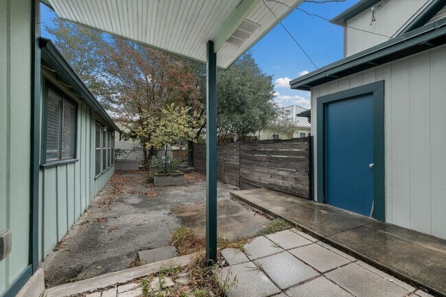 Building Photo - 121 W Woodlawn Ave