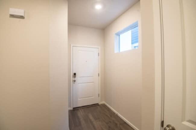 Building Photo - Beautiful newer construction 4 bed, 2.5 ba...