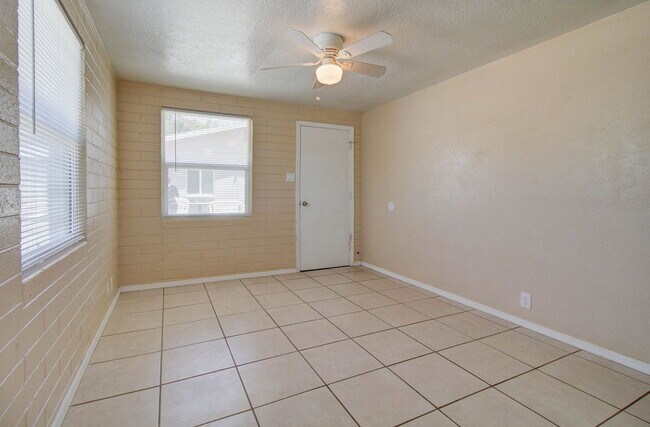 Building Photo - 2133 W Morten Ave
