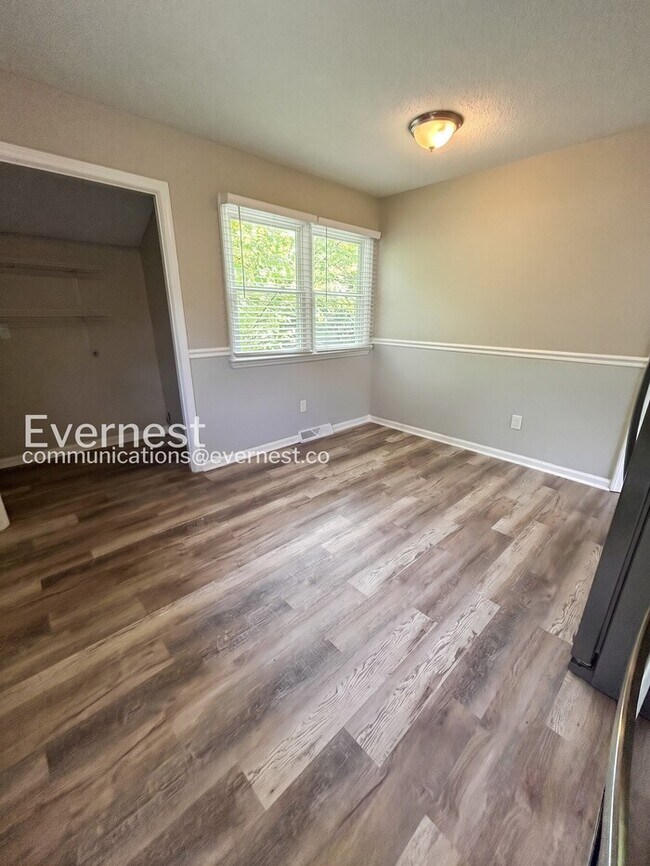 Building Photo - 3 Bed, 1.5 Bath Home with Fenced Yard / Pet-Friendly / Available Now!
