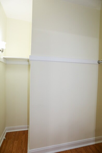 Building Photo - 6233 N Winthrop Ave