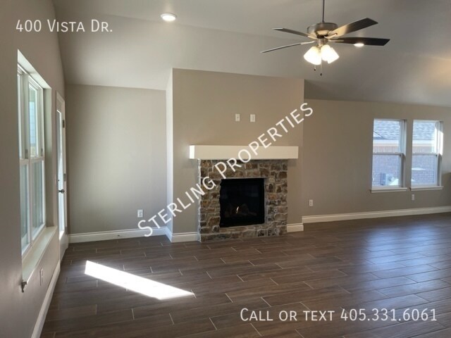 Building Photo - 400 Vista Dr