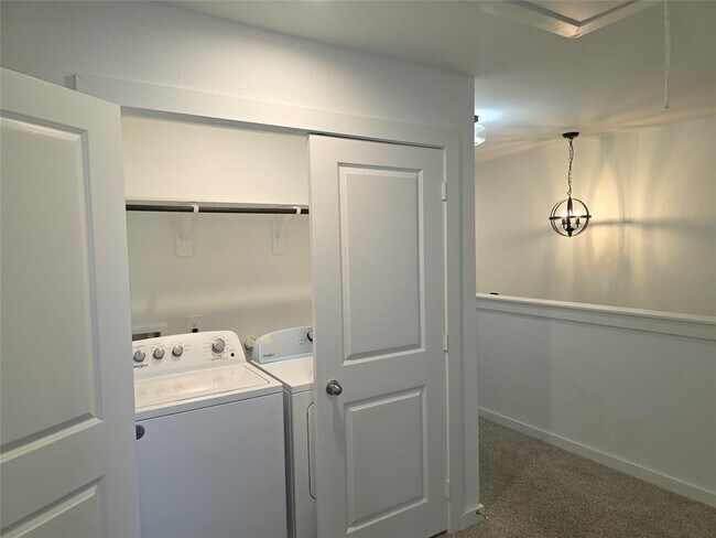 Building Photo - 3013 La Latina Dr