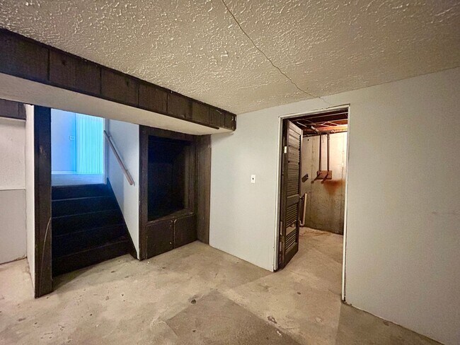Building Photo - 3910-3912 Camelot Dr SE