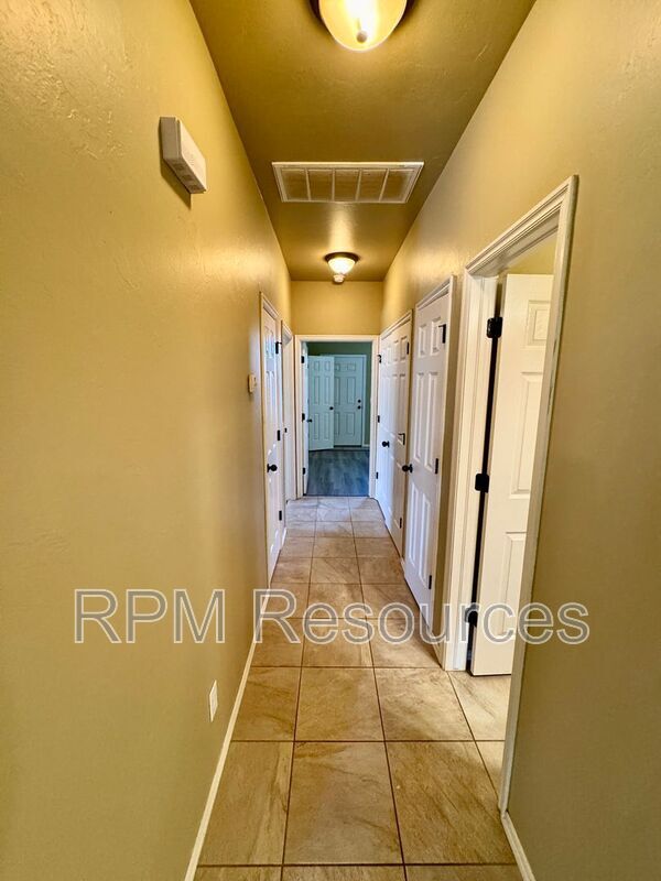 Building Photo - 157 Bison Ct Way