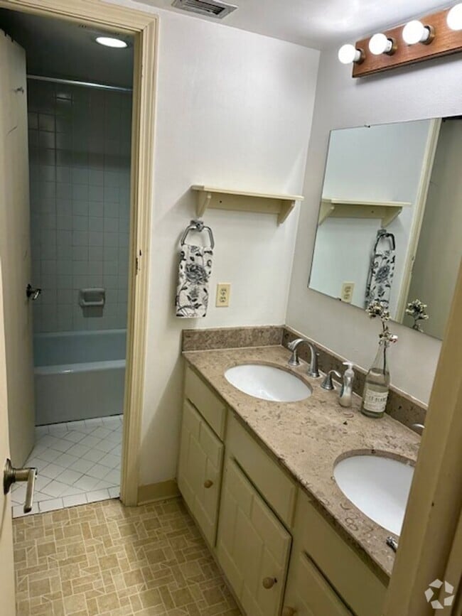 Building Photo - Spanish Towers 2 bed/1bath