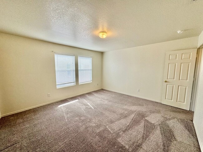 Building Photo - *COMING SOON* MOVE IN SPECIAL Beautifully Designed Two-Story Home with Loft and Garden Tub!