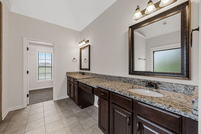 Building Photo - 4 Bedroom Pet Friendly Home For Rent!