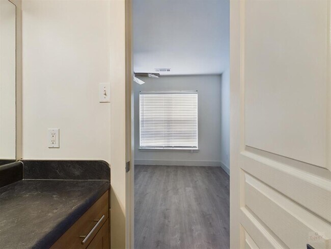 Building Photo - 711 W 32nd St
