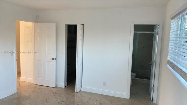 Building Photo - 3 bedroom in Miami FL 33180