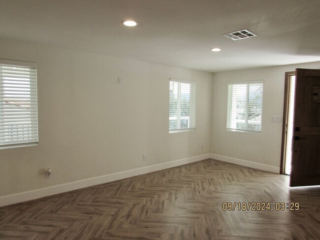 Building Photo - Completely remodeled 2bed/2bath cottage in...