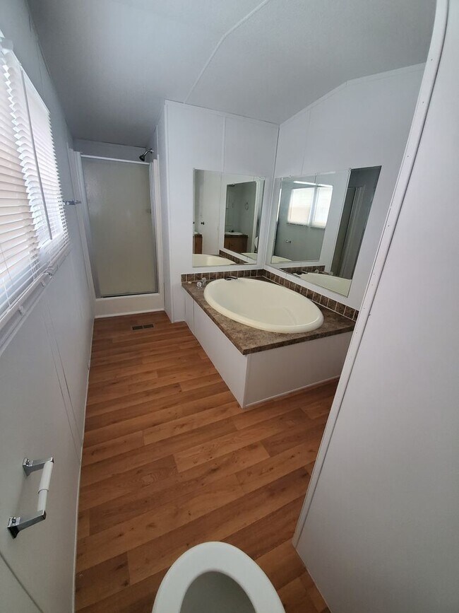 Building Photo - Ready to Move in