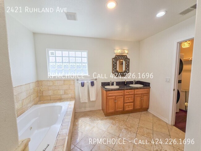 Building Photo - 2421 Ruhland Ave