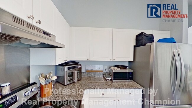 Building Photo - Immaculate 3 BD/2 BA Home w/Vaulted Ceilings, LVP Flooring and Fenced Yard