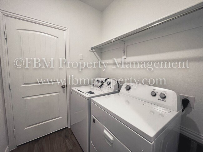 Building Photo - 655 Excelsior Dr