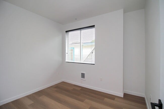 Building Photo - 2516 NE Flanders St