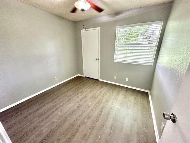 Building Photo - 9808 Roxanna Dr