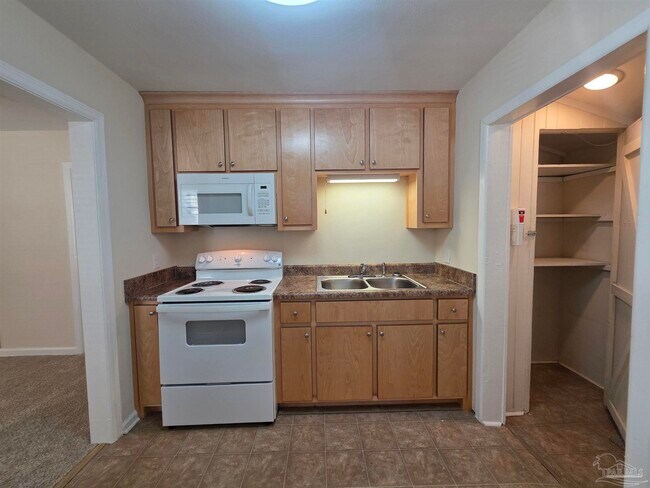 Building Photo - 35 Kennington Dr