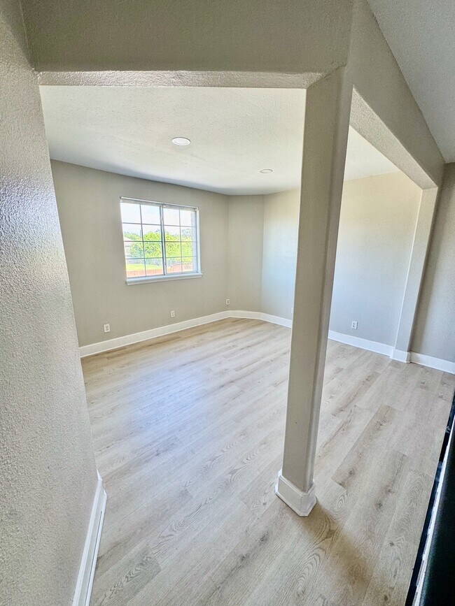 Building Photo - 4415 Tulip Ln