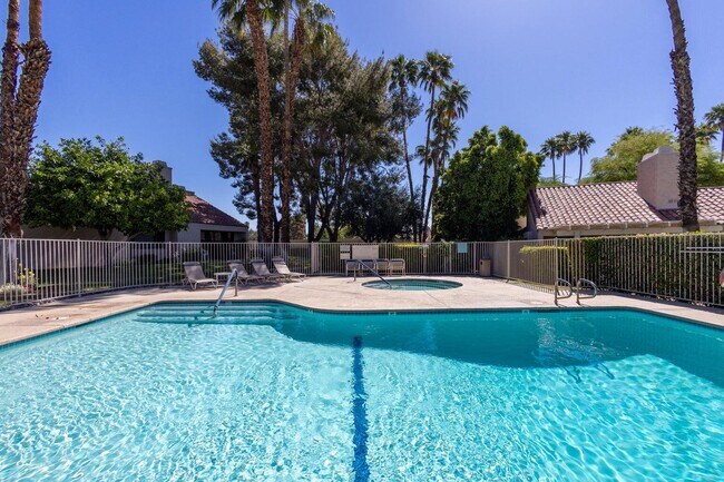 Building Photo - 303 Forest Hills Dr
