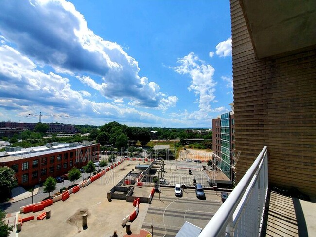 Building Photo - 220 Riverplace