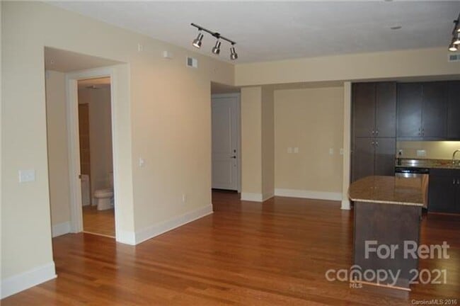 Building Photo - 4620 Piedmont Row Dr