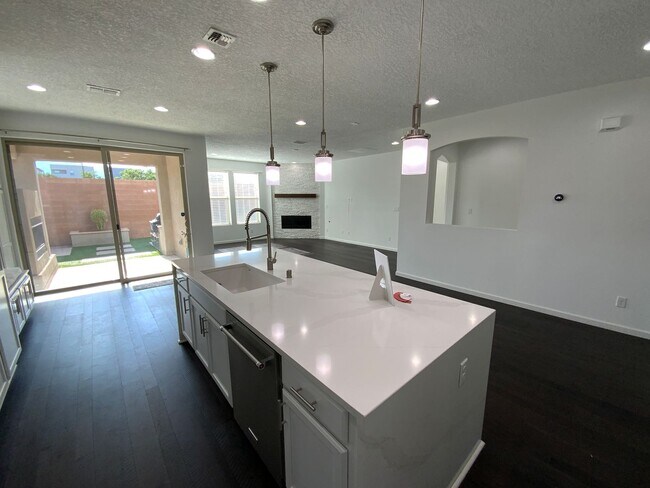 Building Photo - 5 Bedroom Luxury Home Available Near Louis...