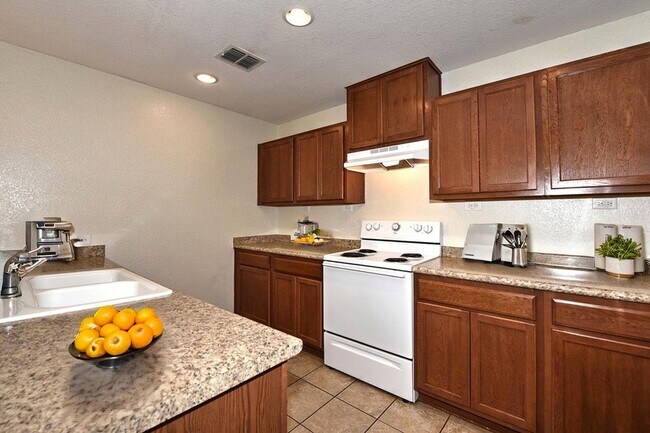 Building Photo - BEAUTIFUL SINGLE STORY HOME  |  CLOSE TO H...