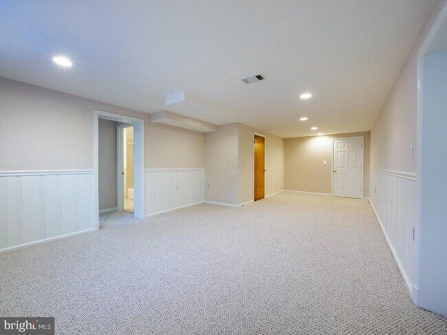 Building Photo - 2702 Navarre Dr