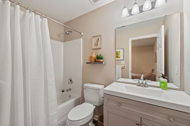 Building Photo - 2 Bd/2.5 Ba Home w/ Fenced Yard w/i Minutes of Downtown Durham!