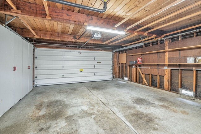 Building Photo - 2 Bedroom, 2 Bath Home with Bonus Room