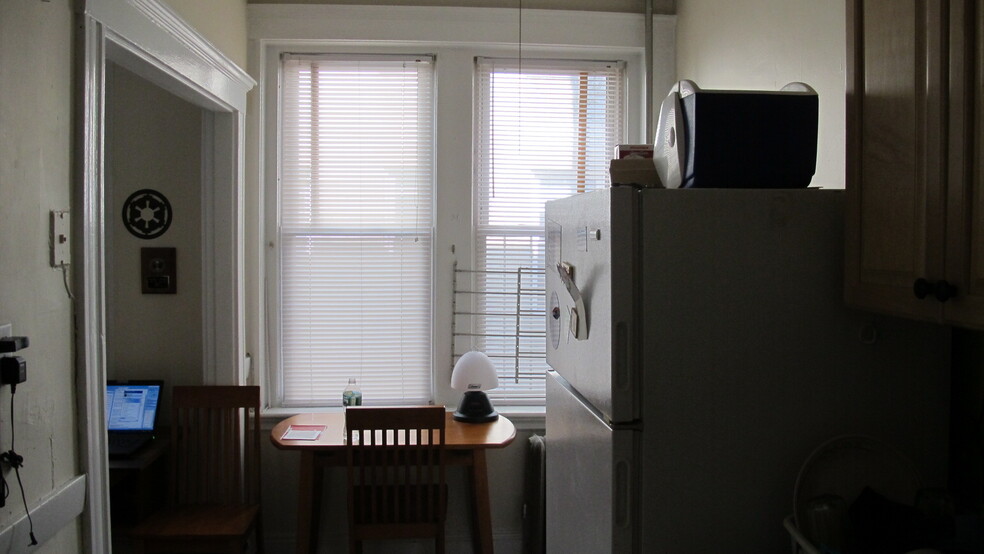 Building Photo - 251 Kelton St